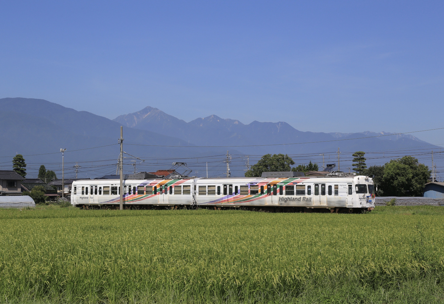 田園地帯を行く上高地線